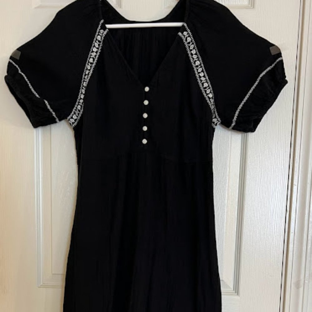 Women NWOT black with white embroidery short sleeves long / maxi dress